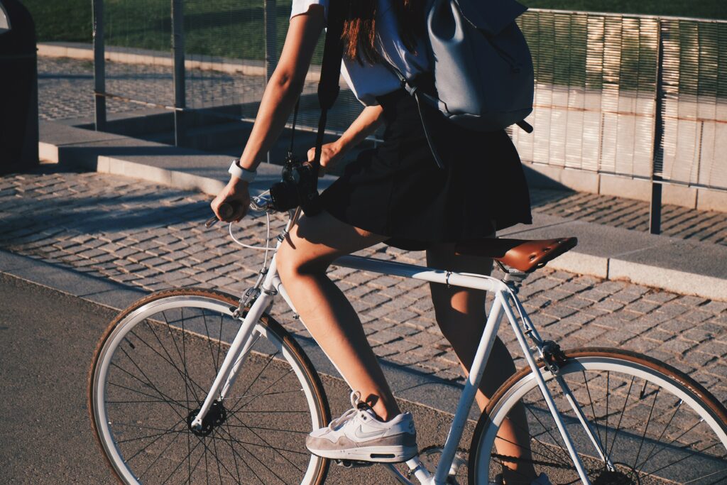 Ein Mädchen auf einem Fahrrad