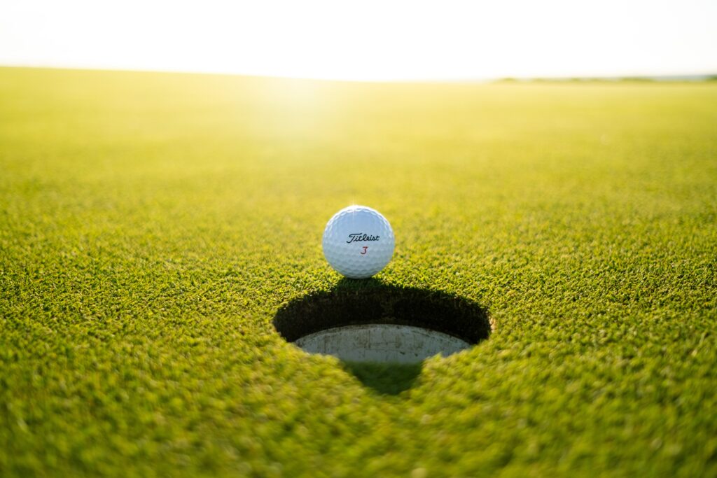 Una pelota de golf titulada